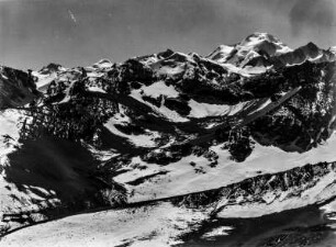 Panorama : Blick vom Schwarzen Pyramidenberg über die Berggipfel des Ancohuma (6427 m) bis zum Chachacomani (6074 m)