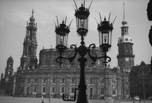 Dresden: Hofkirche vom Hoftheater, Vordergrund Kandelaber [Straßenlaterne]