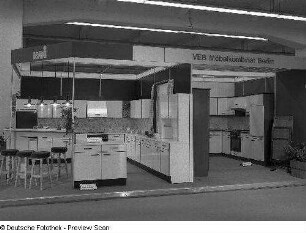 Ausstellungskojen des VEB Möbelkombinat Berlin (MKB) mit Anbauküchen