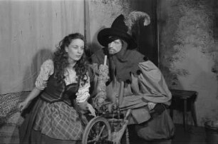 Szenenbilder aus dem Stück "König Drosselbart" von Armin-Gerd Kuckhoff und Marie Otto mit Musik von Kurt Heuser im Theater am Schiffbauerdamm Berlin. Uraufführung 13.12.1947