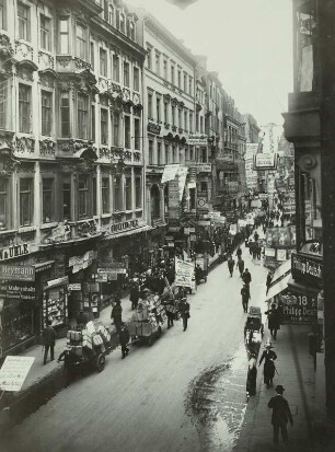 Leipzig, Hohmanns Hof : Leipzig. Hohmanns Hof, Petersstraße. Straßenansicht mit Straßenleben