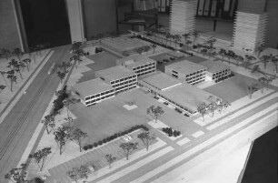 Vergabe der Rohbauarbeiten für den ersten Bauabschnitt zum Bau des Gymnasiums Waldstadt (Otto-Hahn-Gymnasium)