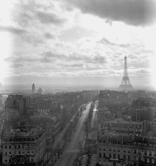 Blick vom Arc de Triomphe auf die Champs Elysées, im Hintergrund der Eiffelturm (Aufnahme im Rahmen der Fotokampagne im besetzten Frankreich)