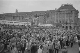 Dresden. Demonstration zum 1. Mai entlang der Ernst-Thälmann-Straße, Tribüne auf dem Altmarkt