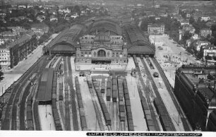 Dresden. Hauptbahnhof. Gleisanlagen und Empfangsgebäude, Bahnsteighalle. Luftbild-Schrägaufnahme von Südosten