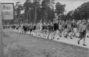 1. Zentrales Pionierlager "Georgi Dimitroff" in Prora auf Rügen : Marsch der Pioniere nach Prora