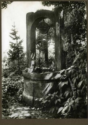 Ziehbrunnen, Sandstein, 16. Jh. im Park Weinstr. 2, früher Weyherstr. 9