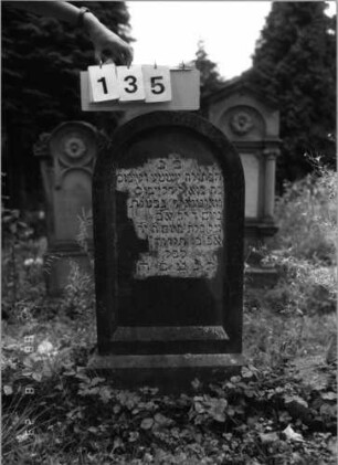 Grabstein 135 (Index: 100096043) Maße HxBxT: 103x46x15 cm: Grabstein 135