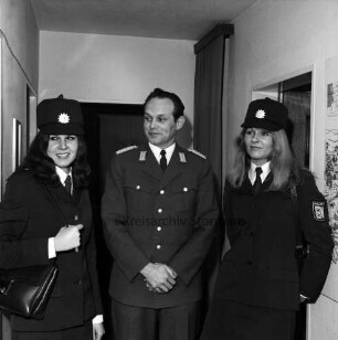 Polizeiinspektion Bad Oldesloe: Vorstellung der neuen Politessen für den Kreis, Ursula Mustin und Heidelore Knorr, durch den Leiter Polizeirat Gerd Friedrich