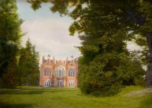 Wörlitzer Park ( 1769-1773; J. F. Eyserbeck, F. W. von Erdmannsdorff, J. L. L. Schoch, 1813 erweitert). Gotisches Haus (1773-1813; Entwurf Friedrich Wilhelm von Erdmannsdorff, Bauleitung Georg Christoph Hesekiel), Gartenseite