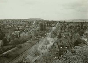 Dresden-Coschütz. Blick vom Fichteturm im J.-G.-Fichte-Park über den Westendring nach Westen zum Windberg
