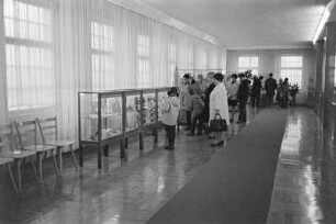 Spielwarenmuseum Seiffen : Seiffen. Erzgebirgisches Spielzeugmuseum. Blick in einen Ausstellungsraum mit Weihnachtsdekoration in Vitrinen