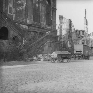 Dresden nach der Bombardierung vom 13./14. Februar 1945. Ruine des Johanneums