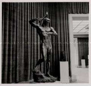 Paris, Bildhauer Professor Arno Breker, Figur "Prometheus"