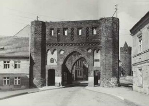 Jüterbog, Neumarkter Tor : Jüterbog. Neumarkter Tor, im Hintergrund Rundturm des Innenhofes