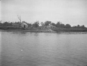 Horonai-gawa (Poronai) : Landschaftsausschnitt mit Gehöft bei Shikuka
