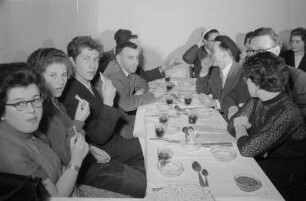 Jüdische Studentinnen und Studenten während einer Seder-Feier