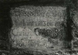 Reinhardtsdorf-Schöna-Kleingießhübel, Krippenstraße. Inschrift an einem Sandsteinfelsen zur Eröffnung der Ortsverbindungsstraße nach Krippen 1813/1814