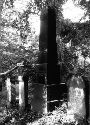 Grabstein 713 (Index: 99802132) Material: Granit, poliert Zustand: gut Maße HxBxT: 320x60x50 cm Beschreibung: getreppter Sockel mit quadratischem Grundriß, Obelisk Besonderheit: längerer Text, Endreim: Grabstein 713