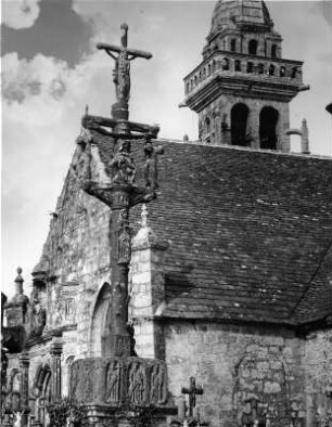 Sizun. Kirche (1501/1600 & 1601/1700). Teilansicht mit Kalvarienberg