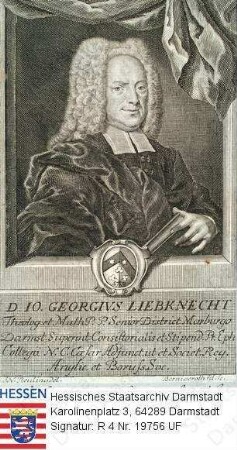 Liebknecht, Johann Georg Prof. Dr. theol. (1679-1749) / Porträt, Brustbild in Rahmen mit lateinischer Inschrift und handschriftlicher nachträglicher Kurzbiografie