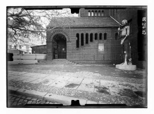 Berlin-Mitte, Am Köllnischen Park 5. Märkisches Museum (1901-1907; L. Hoffmann). Eingang mit Rolandstatue (15. Jh., Kopie)