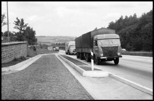 Ammerich: LKW und PKW's auf der Autobahn Köln - Frankfurt bei Ammerich