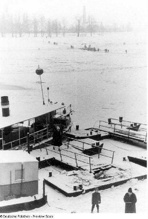 Vereiste Elbe an der Fähre