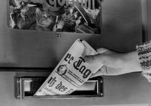 Hamburg-Winterhude. Vor der Wohnungstür des Fotografen. Er nimmt das "Hamburger Tageblatt" , die Tageszeitung der Hamburger NSDAP, aus dem Briefschlitz. Aufgenommen 1939