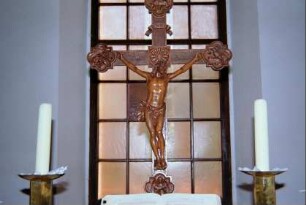 Kirche: Kruzifix und Kerzen auf dem Altar