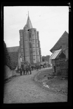 Favreuil (Dep. Pas-de-Calais): Soldaten auf einer unbefestigten Ortsstraße, im Hintergrund die "Kirche"