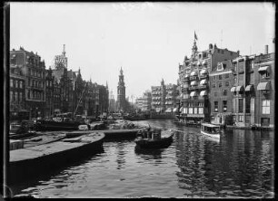 Amsterdam, Niederlande. Grachtenstraße mit Blick zum Münzturm (Munttoren)
