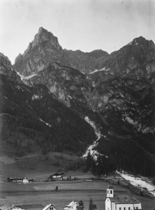 Gemeinde Geschnitz : Die Gemeinde Gschnitz in einem Tal im Bezirk Innsbruck Land