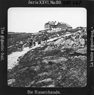 Riesengebirge. Wanderer auf dem Weg zur Riesenbaude (1294 m, 1847)