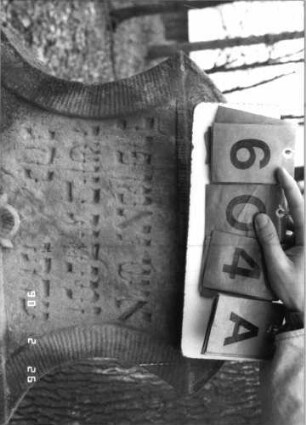 Grabstein 604 (Index: 100115270) Material: Sandstein Zustand: verwittert Maße HxBxT: 129x61x12 cm Beschreibung: Stele mit konkav eingezogenem Segmentbogenabschluß, eingetieftes, zweigeteiltes Schriftfeld Symbolik: Blüten Besonderheit: kulturhistorisch wertvoll / hist.-wiss. Gründe (Gemeindestellung): Grabstein 604A