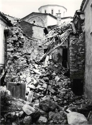 Kleines verlassenes Bergdorf, hier in Mavpatzeoi