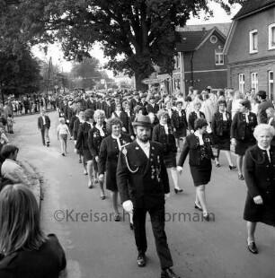 Volks- und Schützenfest: 50-jähriges Jubiläum: Schützenverein von Trittau und Umgebung e.V. sowie Kreisschützenverband Stormarn e.V.: Festumzug mit Schützenabteilungen durch Kirchenstraße / Poststraße: vorn links Zuschauer