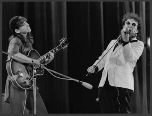 Michal Urbaniak, Emely Remler : Auftritt des Violinisten Michal Urbaniak mit der Jazz-Gitarristin Emely Remler bei der Jazzbühne Berlin 1985