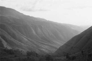 Berghänge : Die Hänge des Westabfalles eines Plateaus laufen in ein Tal aus.