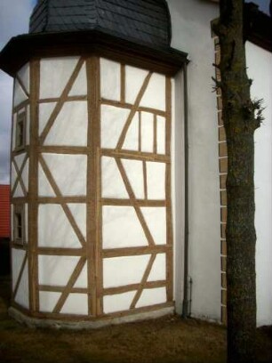 Fachwerktreppenturm am Langhaus (im 18 Jh Barock überarbeitet mit Einbau von Emporen)