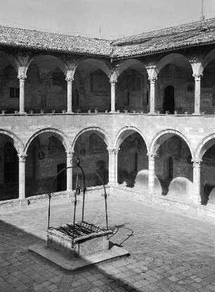 Assisi. San Francesco (1228/1253). Kreuzgang. Hof