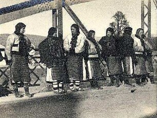 Jassinja (Ukraine). Gruppe junger Frauen und Mädchen an einem Brückengeländer
