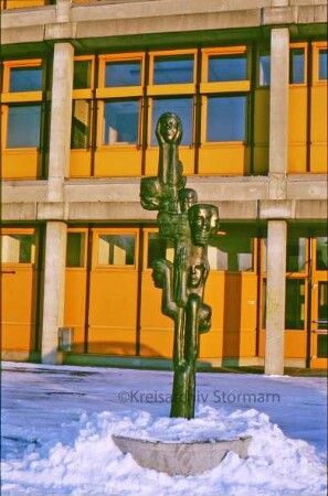 Schulzentrum: Skulptur von Siegfried Assmann: "Nicht sehen, hören, sprechen"