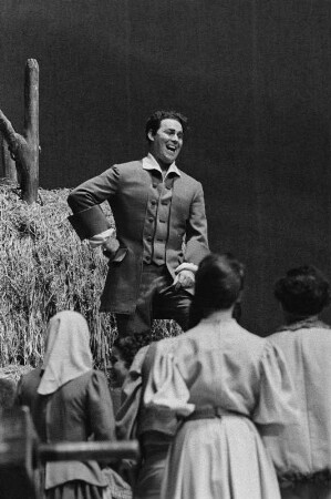 Szenenbilder aus "Der Revisor" von Werner Egk. Staatsoper Berlin, 23.12.1957