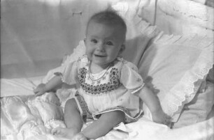 Bukarest: Kind Barbara im Bett, sitzend