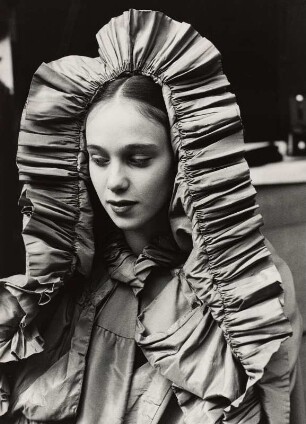 Modeaufnahme, Modell Beth Wilson im Metropolitan Museum-Studio