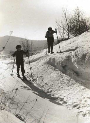 Taubenheim/Spree. Skifahrende Kinder auf dem Wacheberg
