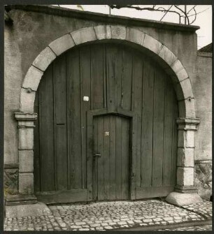 Haus 212. Tor, Scheitelstein: Traube, 1738