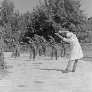 Gymnastikgruppe im Kindersanatorium in Bankja