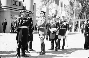 Cotroceni: Parade: Gruppe der Militärattachés mit Deutschen